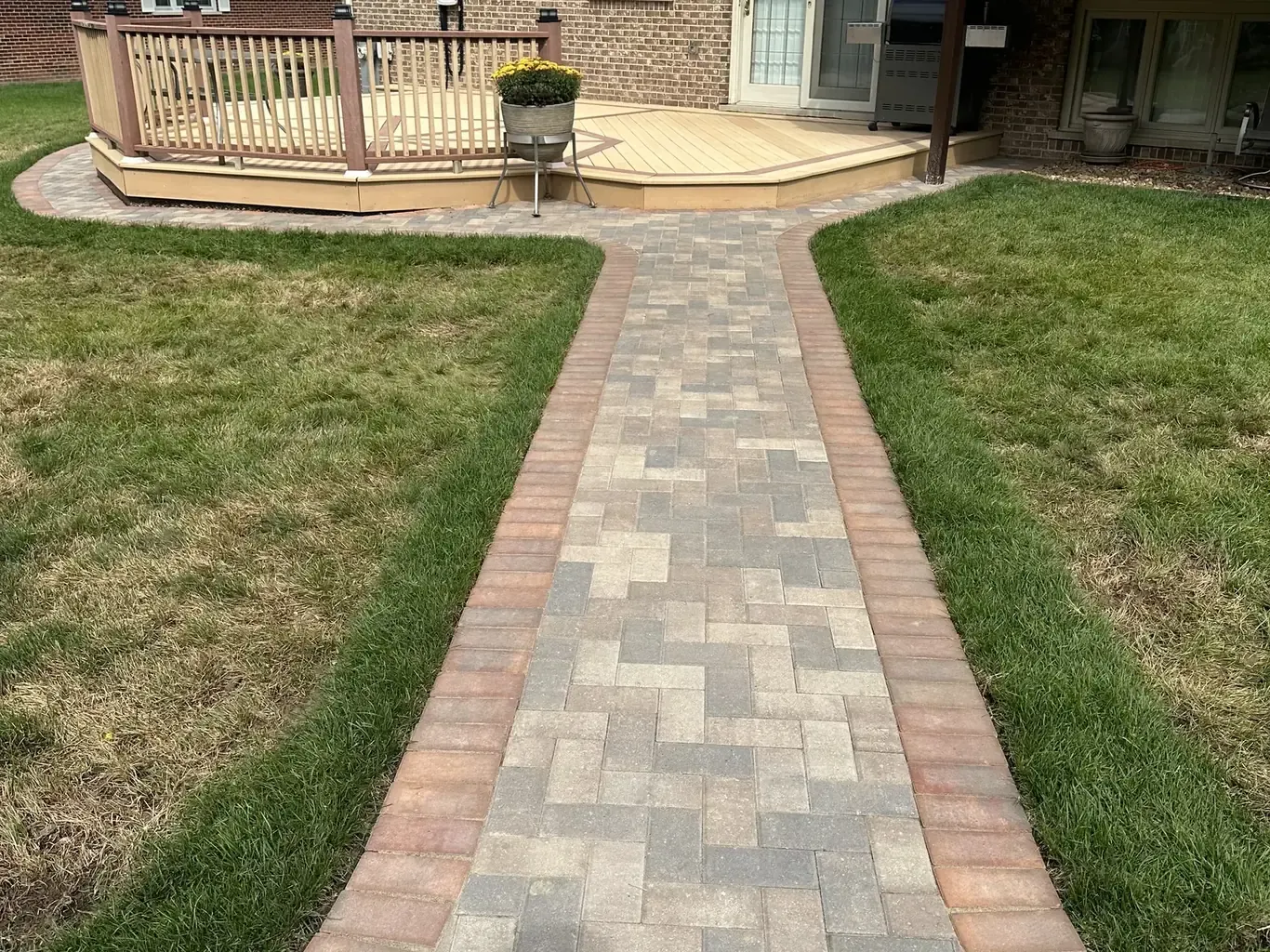 Finished outdoor living & fire features in Homer Glen by Rodak Landscaping: Homer Glen Fire Pit Patio with Curved Seating Wall
