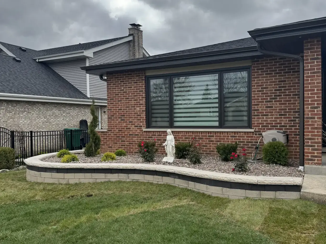 Finished retaining walls in Orland Park by Rodak Landscaping: Orland Park Curved Retaining Wall with Planted Bed