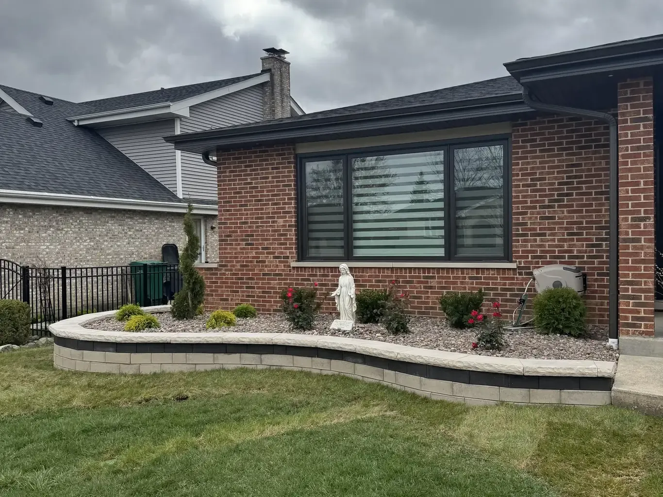 Finished retaining walls in Orland Park by Rodak Landscaping: Orland Park Curved Retaining Wall with Planted Bed