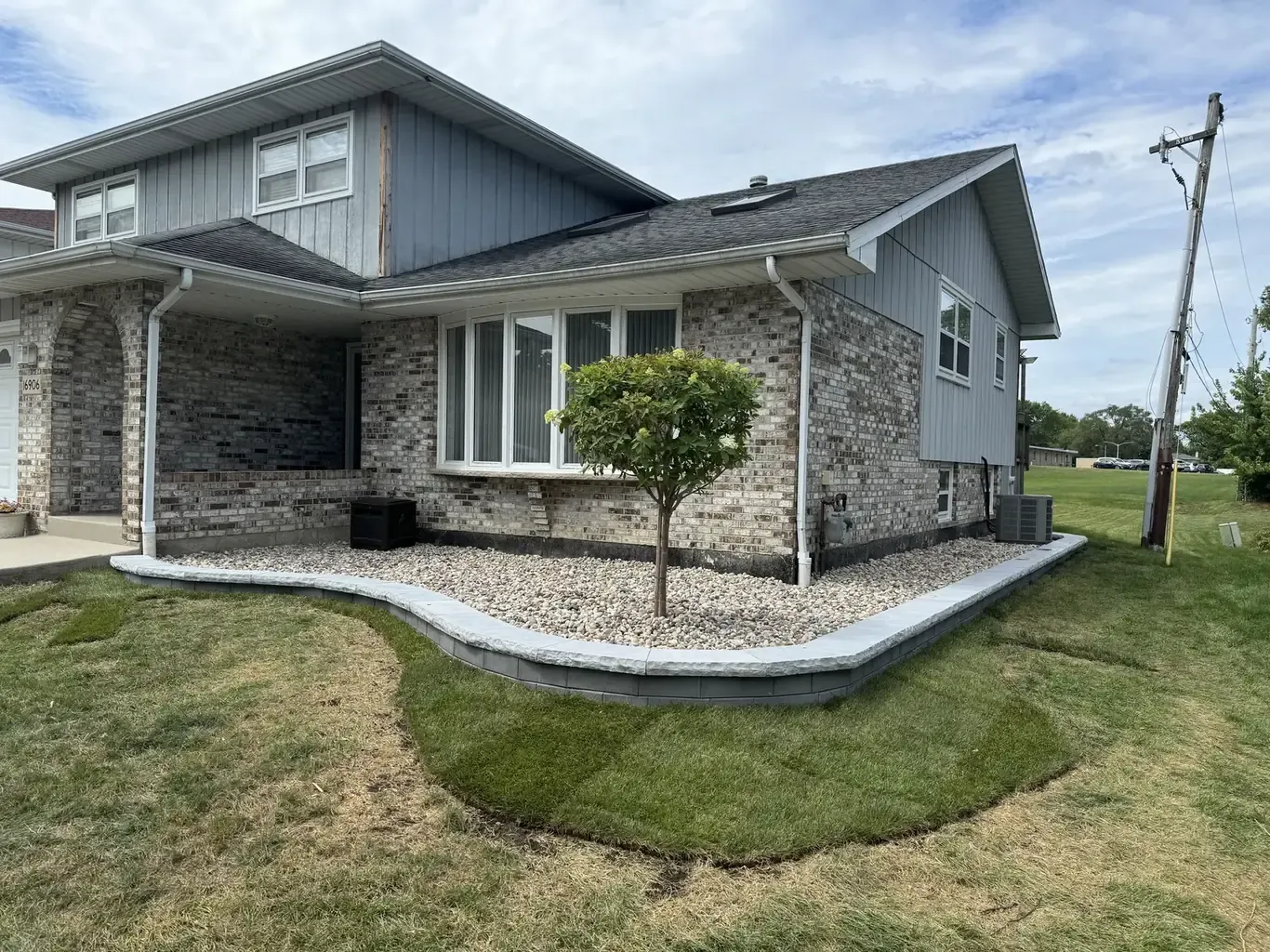 Finished retaining walls in Tinley Park by Rodak Landscaping: Tinley Park Stone-Trim Front Yard Wall