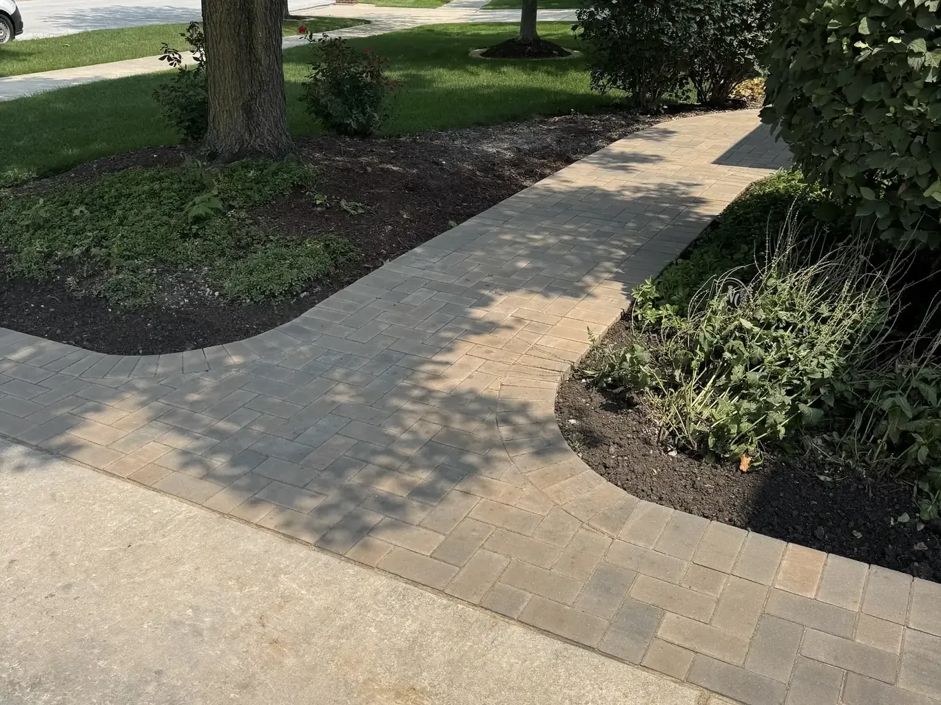 Finished paver walkways in Tinley Park by Rodak Landscaping: Tinley Park Curving Paver Walkway